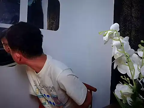 Snapshot of Asiantwink21 chatting on 10.01.25 Asiantwink21 online show from 10.01.25