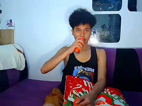 Snapshot of Asiantwink21 chatting on 12.18.25 Asiantwink21 online show from 12.18.25