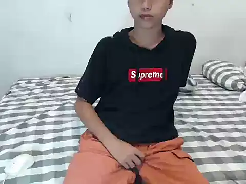 Snapshot of Asiantwink21 chatting on 01.11.26 Asiantwink21 online show from 01.11.26