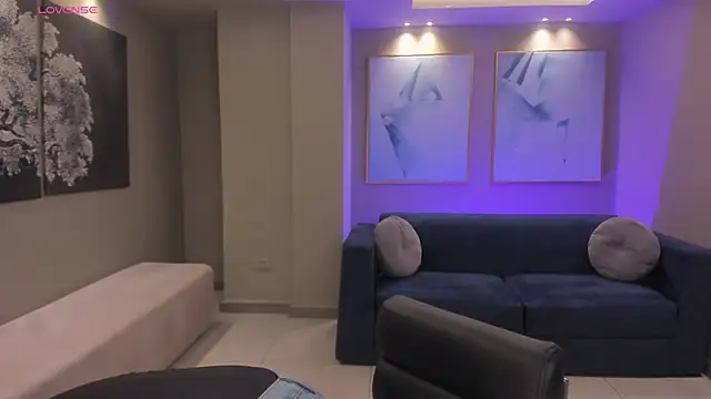 Snapshot of EloisaOlivero chatting on 10.28.25 EloisaOlivero online show from 10.28.25