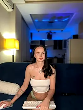 Snapshot of DinaTasty chatting on 09.16.25 DinaTasty online show from 09.16.25