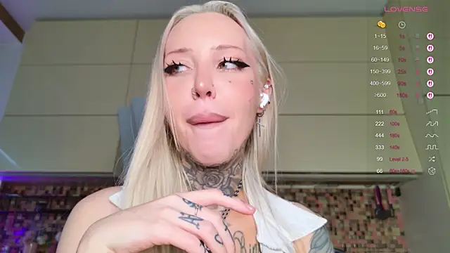 Snapshot of 2badforyou chatting on 11.30.25 2badforyou online show from 11.30.25