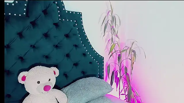 Emmaa Saenz  online show from 03.05.25