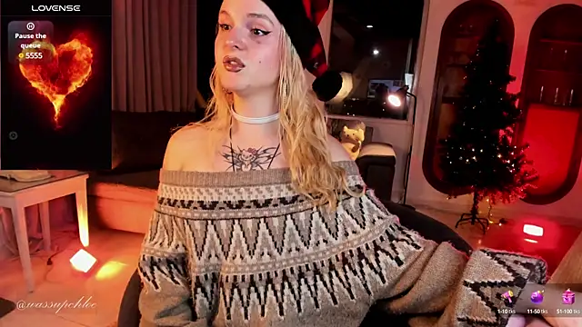 Snapshot of misschloe__ chatting on 12.12.24 misschloe online show from 12.12.24