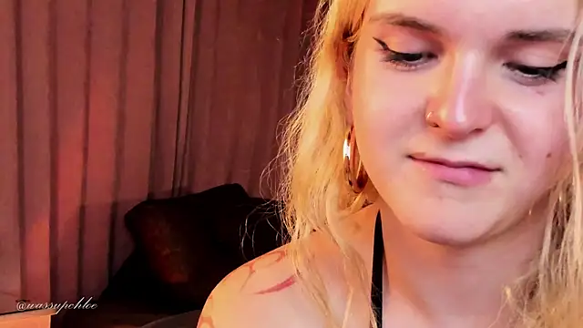Snapshot of misschloe__ chatting on 12.18.24 misschloe online show from 12.18.24