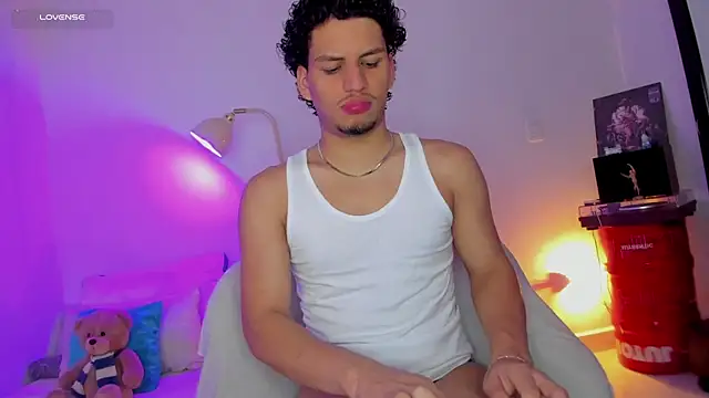 Snapshot of Curlblue chatting on 09.29.25 Curlblue online show from 09.29.25