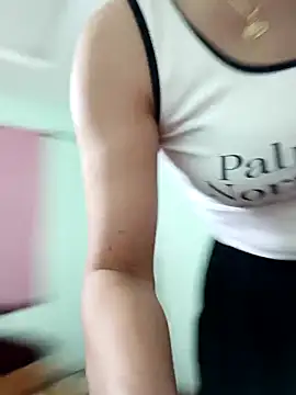 Snapshot of zizi_public chatting on 09.20.25 zizi public online show from 09.20.25