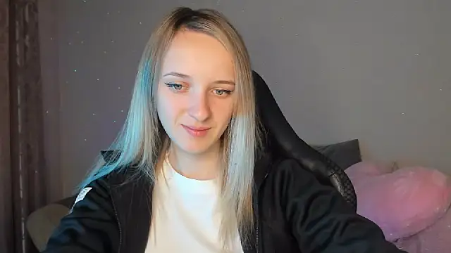 Snapshot of RouseReed chatting on 10.03.25 RouseReed online show from 10.03.25
