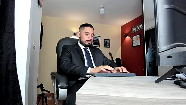 Snapshot of thesexlawyer1 chatting on 05.15.26 thesexlawyer1 online show from 05.15.26