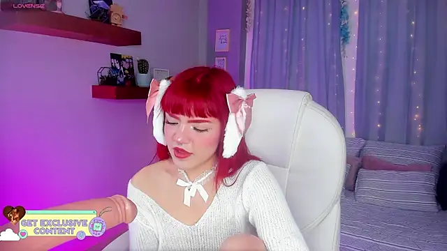 Snapshot of Tiny__Emmy chatting on 12.19.24 Tiny Emmy online show from 12.19.24