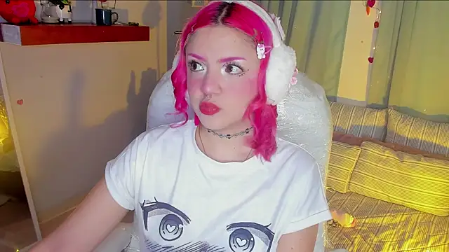 Snapshot of Tiny__Emmy chatting on 09.25.25 Tiny Emmy online show from 09.25.25