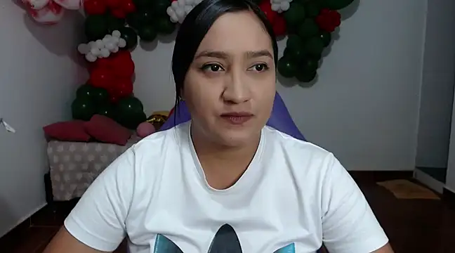 Snapshot of Saracutee1 chatting on 12.13.24 Saracutee1 online show from 12.13.24