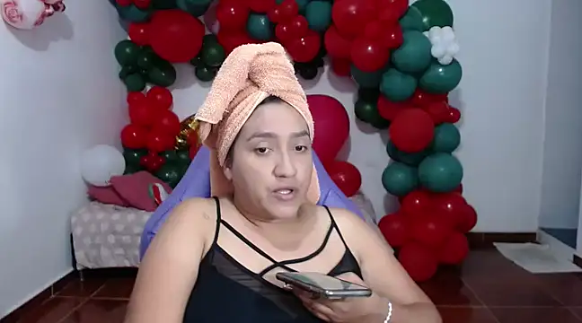 Snapshot of Saracutee1 chatting on 12.26.24 Saracutee1 online show from 12.26.24