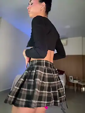 Lianh Benett online show from 12.04.24