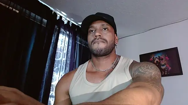 Snapshot of manolofitt chatting on 06.21.26 manolofitt online show from 06.21.26