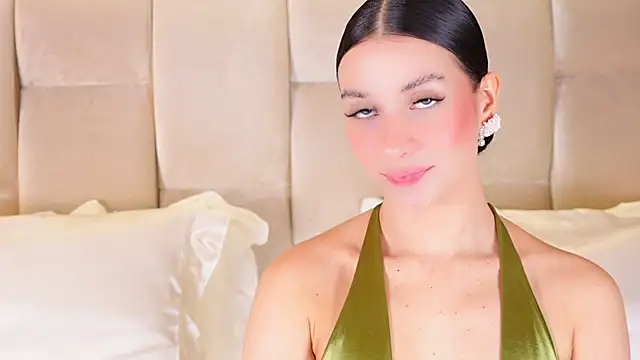 Snapshot of KiraKayleigh1 chatting on 12.18.25 KiraKayleigh1 online show from 12.18.25