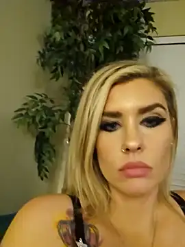 Snapshot of ellieconradxo chatting on 12.13.24 ellieconradxo online show from 12.13.24