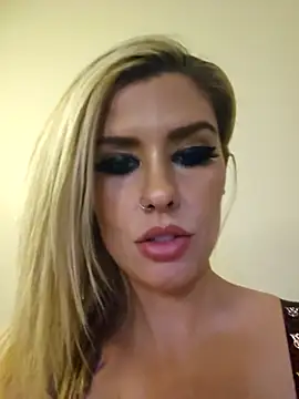 Snapshot of ellieconradxo chatting on 12.25.24 ellieconradxo online show from 12.25.24