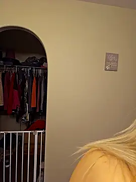 Snapshot of ellieconradxo chatting on 12.31.24 ellieconradxo online show from 12.31.24