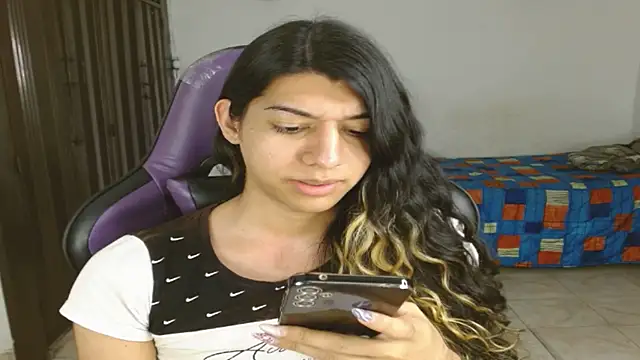 engielphoenis14 online show from 10.18.25