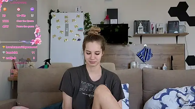 Girl alone home online show from 03.11.25