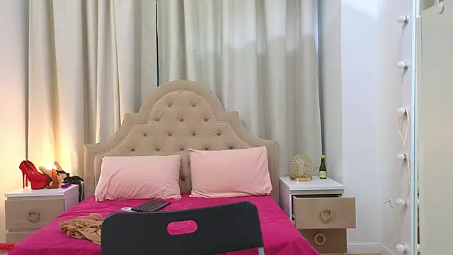 Snapshot of HairyLola chatting on 03.11.25 HairyLola online show from 03.11.25