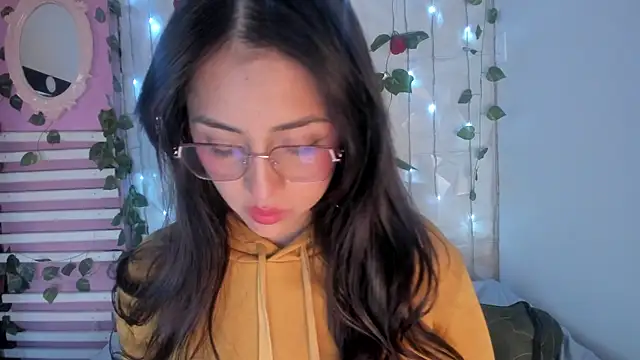 Snapshot of Sophy_SmileSweet chatting on 01.04.25 Sophy SmileSweet online show from 01.04.25