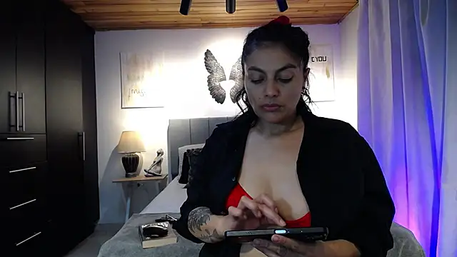 Snapshot of Lust_Mom41 chatting on 02.08.25 Lust Mom41 online show from 02.08.25