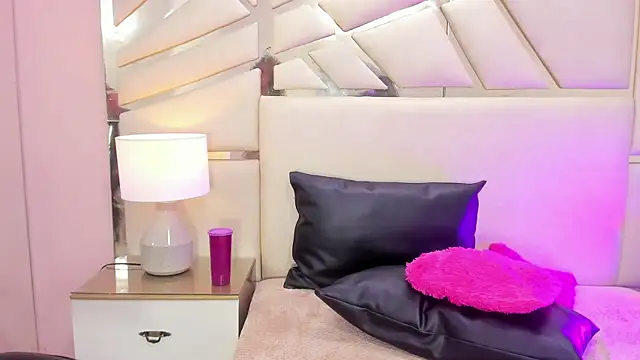 AlanaJones1 online show from 01.22.25