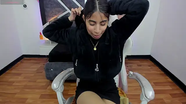 lunitaa18 online show from 02.26.25