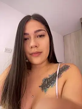 Snapshot of Latina_vanessa chatting on 02.25.25 Latina vanessa online show from 02.25.25