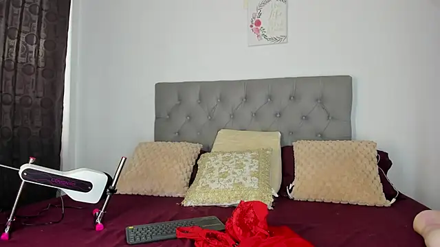 Nicol Swift  online show from 10.10.25