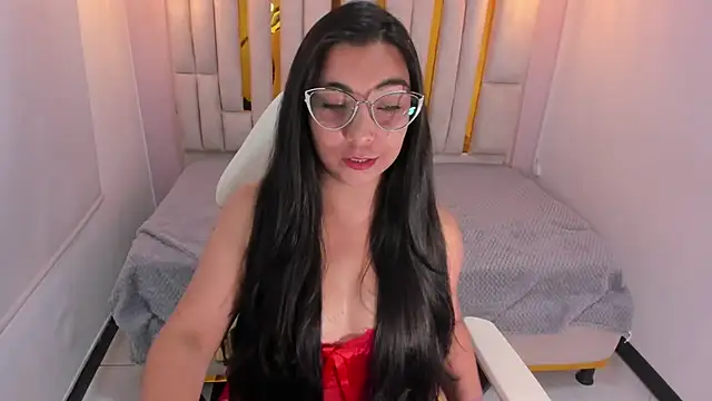 Karla hernandez  online show from 02.14.25