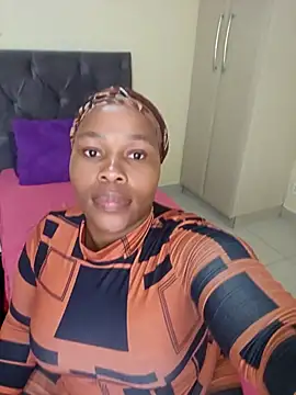Snapshot of curvycloe1 chatting on 02.16.25 curvycloe1 online show from 02.16.25