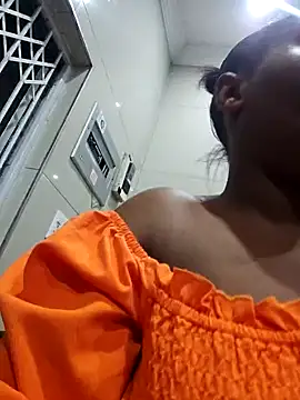 Snapshot of curvycloe1 chatting on 02.16.25 curvycloe1 online show from 02.16.25