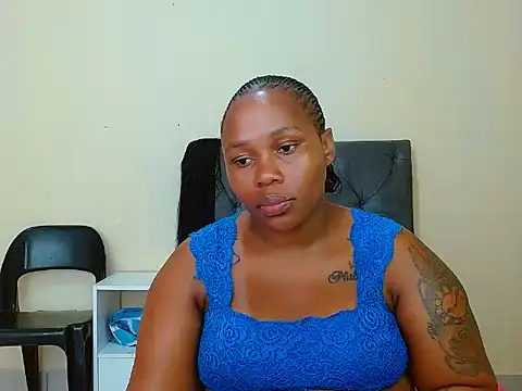 Snapshot of curvycloe1 chatting on 03.10.25 curvycloe1 online show from 03.10.25