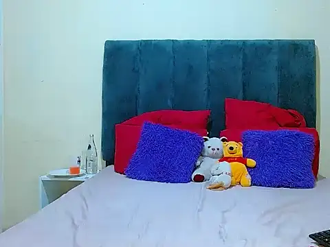Snapshot of curvycloe1 chatting on 10.18.25 curvycloe1 online show from 10.18.25