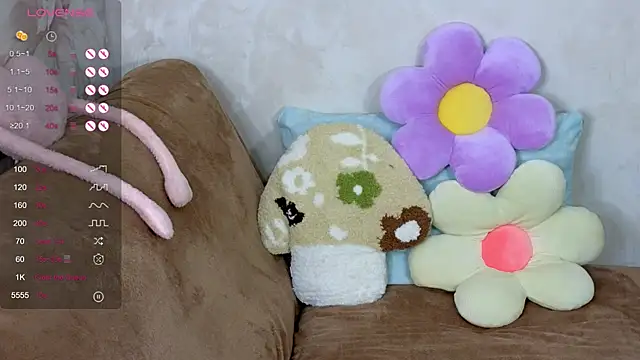 Snapshot of TrissMerigold9 chatting on 10.13.25 TrissMerigold9 online show from 10.13.25