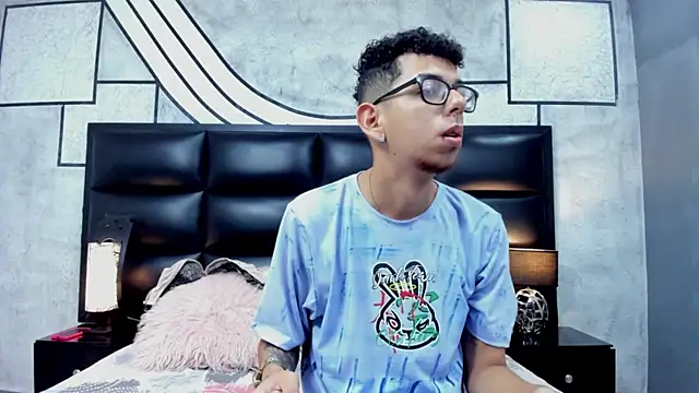 Derek and Skarlet online show from 03.10.25