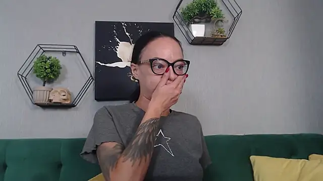 Snapshot of IzabelllNoir chatting on 09.16.25 IzabelllNoir online show from 09.16.25