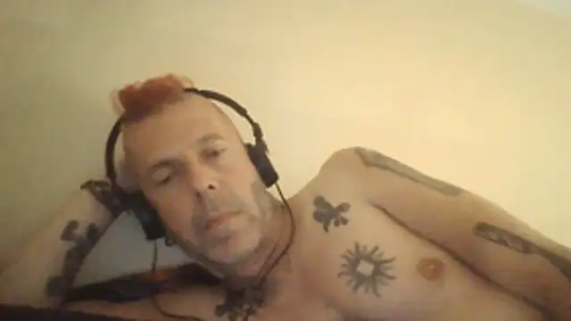 Snapshot of SHARPSkinhead chatting on 07.12.26 SHARPSkinhead online show from 07.12.26