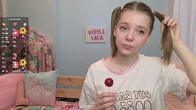 Snapshot of PrincessLittleKiki chatting on 10.10.25 PrincessLittleKiki online show from 10.10.25