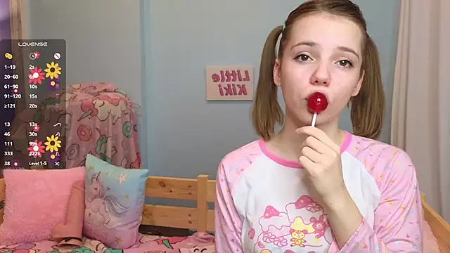 Snapshot of PrincessLittleKiki chatting on 10.17.25 PrincessLittleKiki online show from 10.17.25