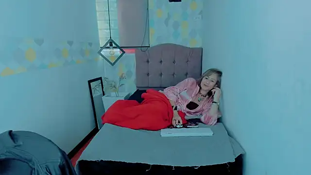 ScarletHoot  online show from 12.21.24