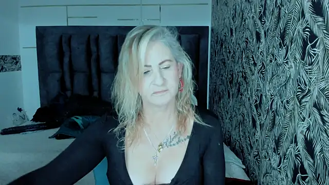 ScarletHoot  online show from 09.24.25