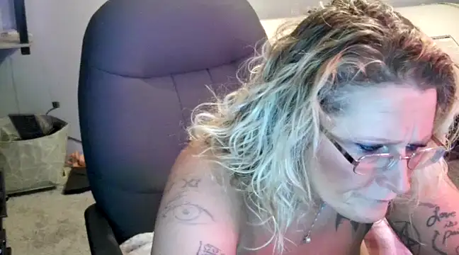 Snapshot of Lisalovely6981 chatting on 01.22.25 Lisalovely6981 online show from 01.22.25