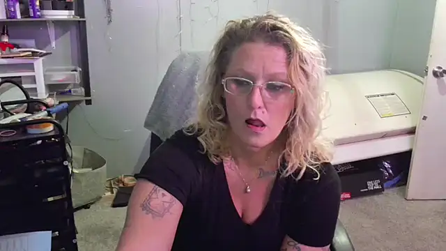 Snapshot of Lisalovely6981 chatting on 02.02.25 Lisalovely6981 online show from 02.02.25