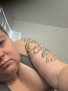 Snapshot of BBW2320 chatting on 11.05.25 BBW2320 online show from 11.05.25