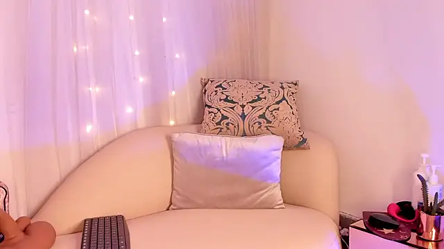 Charlotte  08 online show from 02.20.25