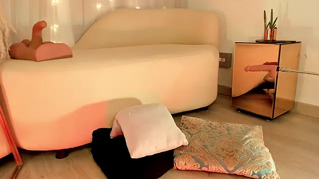 Charlotte  08 online show from 03.19.25